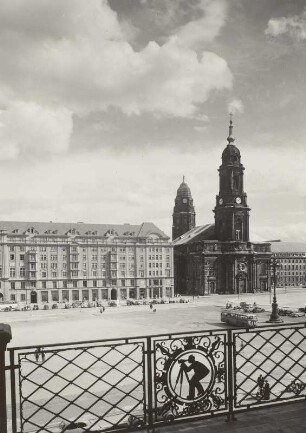 Dresden, Altmarkt. Blick von einem Wohn- und Geschäftshaus über den Markt auf Rathausturm und Kreuzkirche