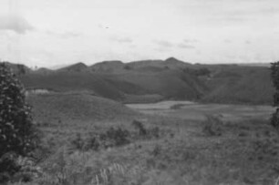 Zerschluchtetes Terrain am Tobasee : Berglandschaft