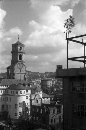 Stuttgart: Turm der Stiftskirche vom Mittnachtbau aus, Vordergrund Gerüst des Union-Baus