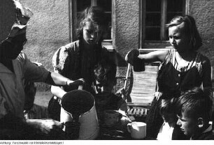 Altenberg, Zinnwald, Klügelhütte. Berliner Kinder zur Erholung auf der Hütte - Aktion der Volkssolidarität, um 1947