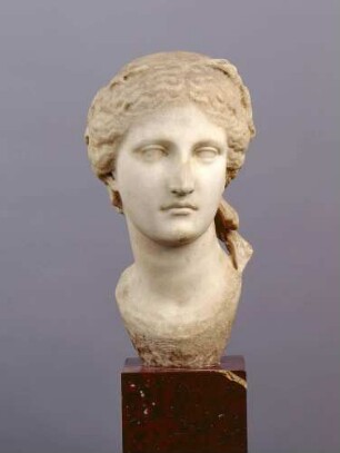 Kopf einer Muse mit Kiefernkranz, Typus Euterpe