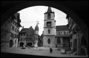 Keine Beschreibung [Biel: Venner-Brunnen mit Kirche, durch Bogen]
