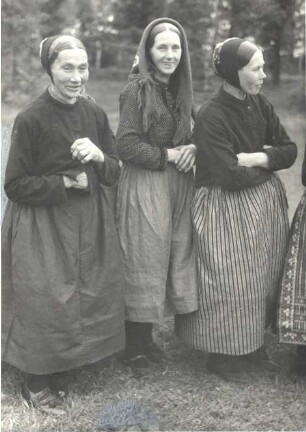 Alltagstracht in Spohla : Kleidung - Hoyerswerdaer Tracht. Ort: Spale / Spohla. Drei Frauen in der besseren Alltagstracht.
