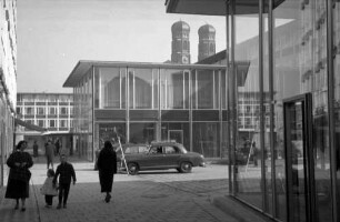 München: Hof des Max-Baus [Maxburg] mit Türmen der Frauenkirche