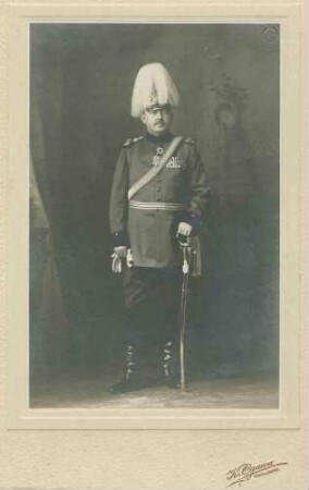Albert Schinzinger, Major, Generalkonsul Japans in Berlin, stehend in Uniform, Mütze, Orden und Säbel, Brustbild