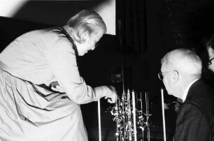 20. Tagung 1970 Chemiker; Maikäferrede: Dorothy Hodgkin am Atommodell, Harold C. Urey von hinten
