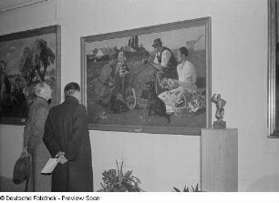 Ausstellungsbesucher vor Gemälden