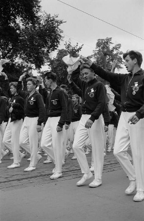 Herren eines Sportvereins (E?) auf einer Parade anlässlich des II. Deutschen Turn- und Sportfestes