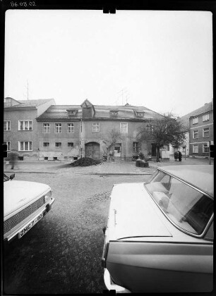 Luckau, Lange Straße. Wohnhaus mit Laden. Straßenfront