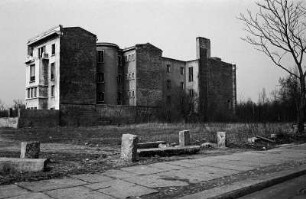 Tiergarten - Diplomatenviertel Berlin-Tiergarten (Deutschland) : Tiergarten - Diplomatenviertel Berlin-Tiergarten (Deutschland), Botschaftsviertel (ehem. Diplomatenviertel, zerstört im 2. Weltkrieg). Blick auf die Ruine der kriegszerstörten japanischen Botschaft (erbaut 1938; Arch.: Ludwig Moshamer, Wiederaufbau 1986-88, erweitert 1998-2000). Frühjahr 1975