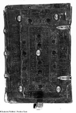 Bucheinband mit Schweinsleder über Holzdeckeln. Verzierung mit figürlichen und ornamentalen Rollen und Einzelstempeln, Bindejahr 1536, Buchknöpfe, Buchhaken und zwei Schließen. Buchdruck 1520. Dresden: SLUB 37.8.8436