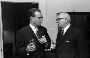 Freiburg: Amerikahaus, Empfang bei Mr. Caroll; Direktor Werner und Stadtrat Prof. Riemensperger