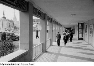 Blick entlang des chinesischen Pavillons der Leipziger Herbstmesse 1954