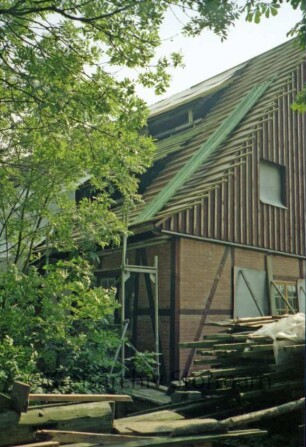 Drahtmühle: Restaurierung: Blick von Nordwesten: Wassermühle mit Gerüst: Satteldach und breite Gauben bei Neudeckung: Teilansicht: rechts Giebel mit Verbretterung