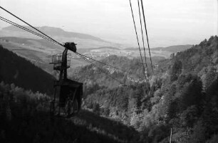 Schauinslandbahn: Landschaft und Seile vor der vorletzten Stütze; mit Kabine