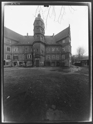Pirna-Rottwerndorf, Altrottwerdorf 24. Schloß (ab 1556). Eingangsseite (Teilansicht) mit Treppenturm
