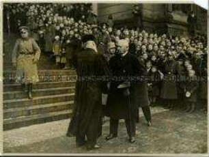 Reichspräsident von Hindenburg nach dem Festgottesdienst zum 60. Jahrestag der Reichsgründung