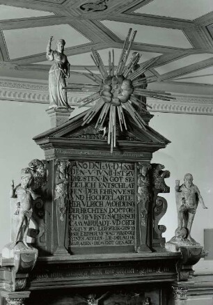 Bekrönung des Altares: Figuren des Aaron (?) und Salvators