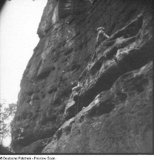 Sächsische Schweiz, Schrammsteine. Erstbegehung der Route "Nordlicht" (IX b) am Falkenstein durch Bernd Arnold. Bernd Arnold in der Wand, darunter ein Kameramann beim Drehen
