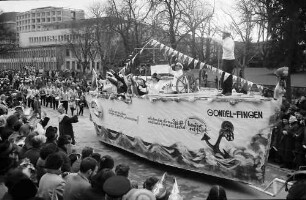 Freiburg: Fasnetumzug 1970 [Umzugswagen, Matrosen]