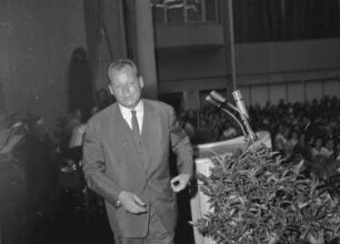 Freiburg: Stadthalle; Willy Brandt kommt vom Rednerpult