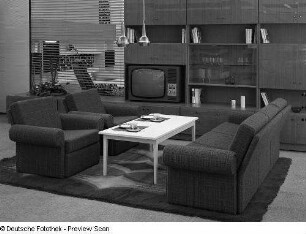 Couchtisch : Wohnzimmermöbel (1972; Möbelkombinat Halle). Ansicht mit Sitzgruppe und Couchtisch vor Anbauwand