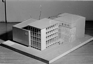Bau des neuen großen Sendesaals des neuen Karlsruher Studios des Süddeutschen Rundfunks in der Kriegsstraße.
