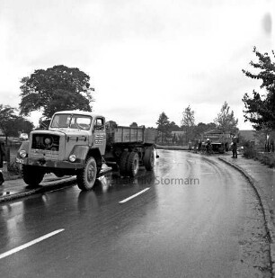 Verkehrsunfall: Dorfring: Landesstraße Richtung Stapelfeld: zwei Lkws: Blick auf Unfallstelle ortsauswärts: links beschädigter Lkw: rechts Lkw in Leitplanke: davor Feuerwehrmänner sowie Männer: hinten Bäume