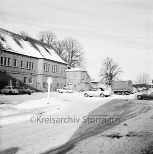 Marktplatz: im Winter: links alte Turnhalle: parkende Autos