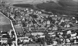 Arnsdorf. Ortsansicht mit Landesanstalt (Sächsisches Krankenhaus Arnsdorf). Luftbild-Schrägaufnahme von Nordwest