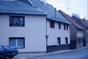 Straßenzug mit traufständigen Gebäuden