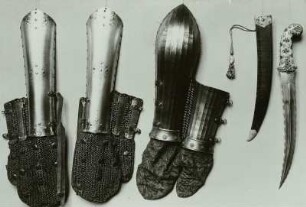 Drei Armschienen mit Kettenhandschuhen und Dolch mit Scheide