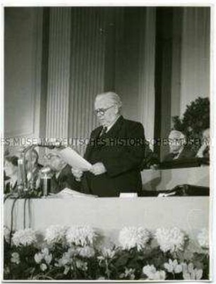 Wilhelm Pieck verliest am 7. Oktober 1949 das Manifest der Nationalen Front