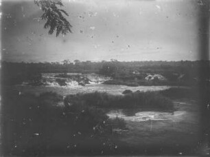 Flusslandschaft : Blick vom Ufer des Aruwimi auf den Fluss und Wasserfälle