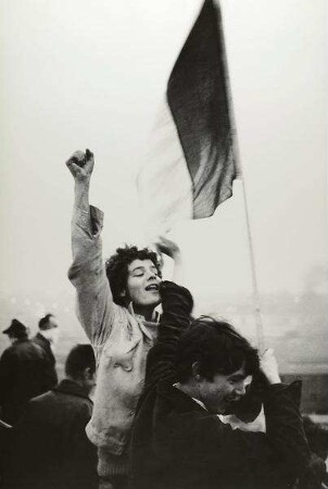Nordirlandkonflikt. Jugendliche mit irischer Flagge auf einem Dach, Londonderry/Derry