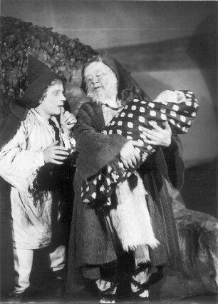 Ein Wintermärchen. Schauspiel in vier Akten von William Shakespeare. Staatsschauspiel Dresden, Neueinstudierung 25.08.1932 mit Musik von A. Chitz. Mit Willi Kleinoschegg als Leontes, König von Sizilien, Grethe Volckmar als dessen Gemahlin Hermione, Peter von Stein als Mamillius und Lotte Meyer als Perdita, ihre Kinder, Paul Paulsen als Antigonus, Walter Liedtke als Cleomenes und Wolfgang Nufer als Dion, vornehme Sizilianer, Stella David als Antigonus' Gemahlin Paulina, Tom Farecht als 1. Edelmann, Carla Hacker als Hofdame, Siegfried Lewinsky als Gerichtsbeamter, Alexis Posse als Polyxenes, König von Böhmen, Felix Steinböck als dessen Sohn Florizel, Rudolf Schröder als alter Schäfer, Martin Hellberg als dessen Sohn, Luis Rainer als Spitzbube Autolycus, Lotte Gruner als Mopsa und Ursula Neumann als Dorcas, zwei Schäferinnen u. a. Regie: G. Kiesau, Bühnenbild: A. Mahnke, Tänze: E. von Cleve-Petz. Fotografien (Negativabzug auf Papier) von Ursula Richter : Rudolf Schröder als alter Schäfer und Martin Hellberg als dessen Sohn (links)