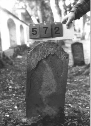 Grabstein 572 (Index: 99787965) Material: Sandstein Zustand: abgeblättert mit fast vollständigem Textverlust Maße HxBxT: 70x31x8 cm Besonderheit: Kindergrab: Grabstein 572