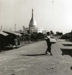 Myanmar (Burma), Rangoon (Rangun). Straßenbild gegen Friedenspagode