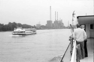 Rheinau/Altrip: Blick vom Schiff, Industriewerk