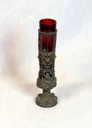 hoher Humpen, rotes Glas, Zinndeckel mit Fahnenträger