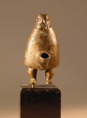 Lampe in Gestalt eines bärtigen, in den Mantel gehüllten Mannes; als Tülle dient der Phallus