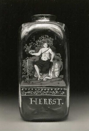 Flasche. Rückseite mit Allegorie des Herbstes in Gestalt eines Bacchus. Glas (grünlich), Emailmalerei, Vergoldung; Höhe 18 cm. Prag: Kunstgewerbemuseum 8.683 (Haase, 1988, Kat. Nr. 46)