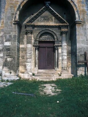 Westfassade: Portal