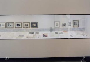 Raumaufnahme mittleres Seitenkabinett. Vitrine mit Dokumenten zu Rodins Kontakten in Deutschland