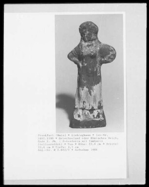 Priesterin mit Tamburin