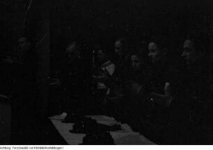 Stafette für den Frieden: 1952 fand in Wien ein internationaler Kongreß statt, zu dem eine Sportlerstafette aus Dresden (Rotation Dresden) startete, die an der Grenze zur CSSR von Erich Honecker verabschiedet wurde. Die Bilder zeigen die Vorbereitung und Durchführung der Stafette bis zur tschechischen Grenze bei Schmilka, 1952