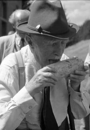 Wutachtal: Wutachtalsperre; Geologe Prof. Schnarrenberger beleckt Granitbohrstück