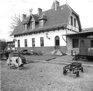 Spreewaldbahnhof Burg : Burg (Spreewald), Am Bahnhof 1. Ehemaliges Bahnhofsgebäude (1898) der Spreewaldbahn ("Spreewald-Guste", 1970 stillgelegt; seit 1995 Erlebnisgastronomie). Ansicht mit Ausstellungsstücken von der Gleisseite