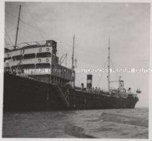 Wehrmachtssoldaten, Korinth, Italienischer Tanker in der Bucht