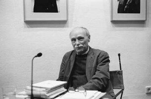 Berlin-Mitte : In Berlin-Mitte, Brecht-Haus, Peter Huckauf. Peter Huckauf, geb. am 12.05.1940 in Bad Liebenwerda, ist ein deutscher Schriftsteller.